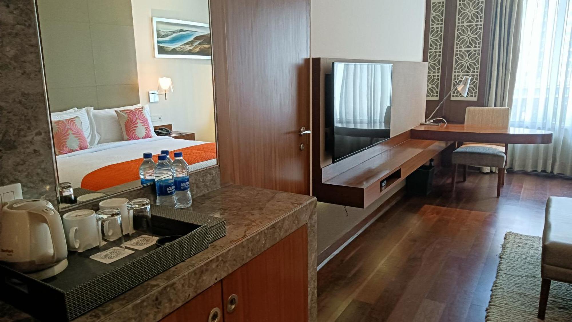 The Anya Hotel-Golf Course Road Ґурґаон Екстер'єр фото