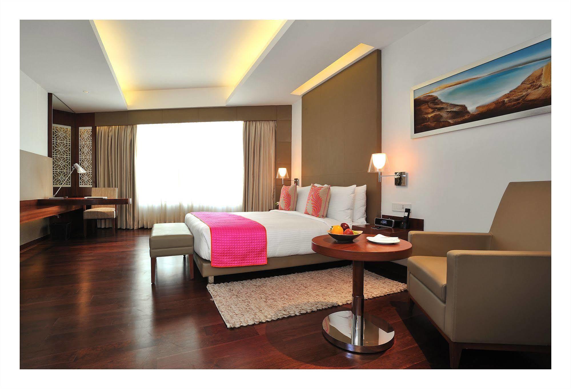 The Anya Hotel-Golf Course Road Ґурґаон Екстер'єр фото