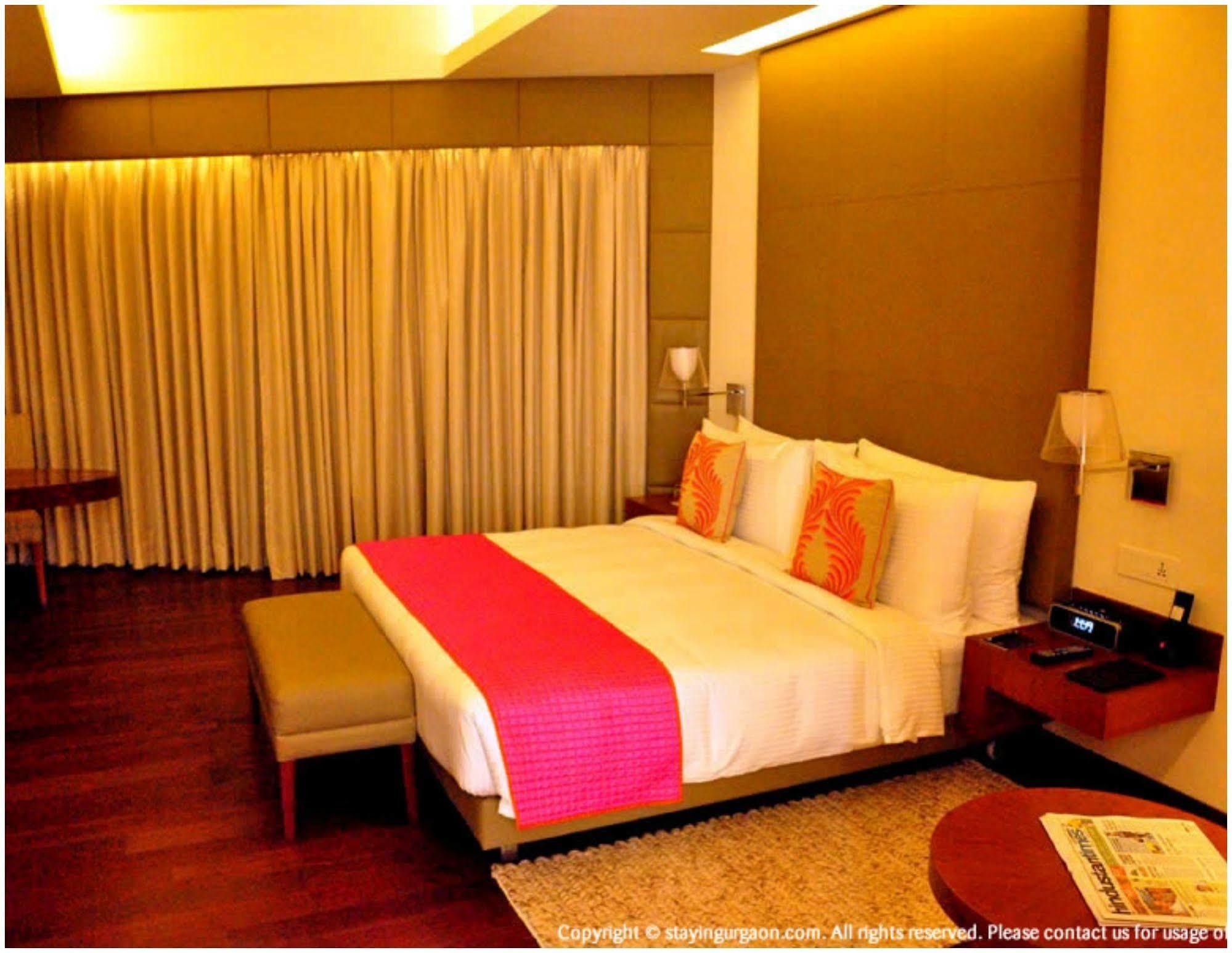 The Anya Hotel-Golf Course Road Ґурґаон Екстер'єр фото